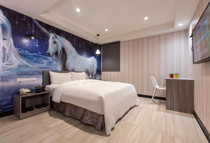 اتاق لوکس, The Young