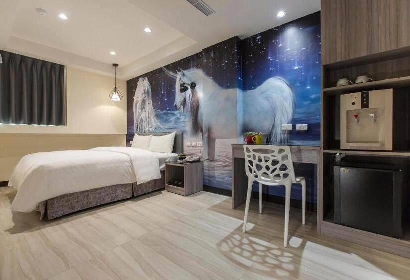 اتاق لوکس, The Young