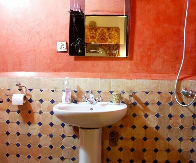 标准三人间, Dar Hafsa