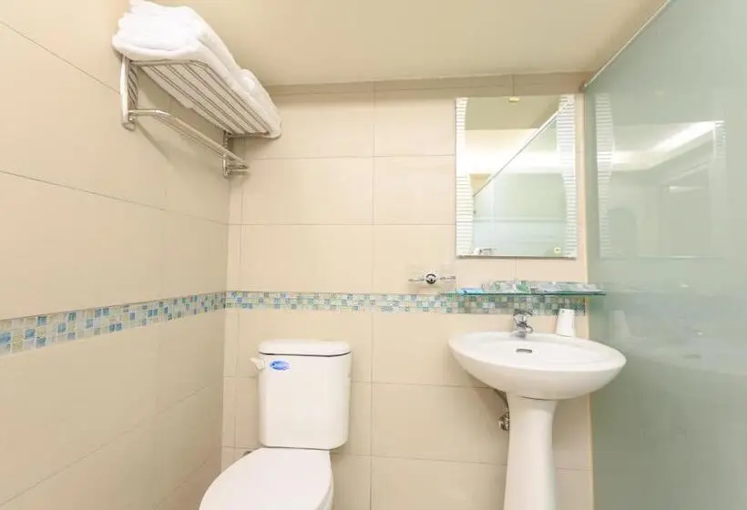 Bed in Shared Room with Shared Bathroom, Travel Young