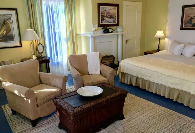 جناح جونيور مطلّ علي البحر, Treadwell Inn