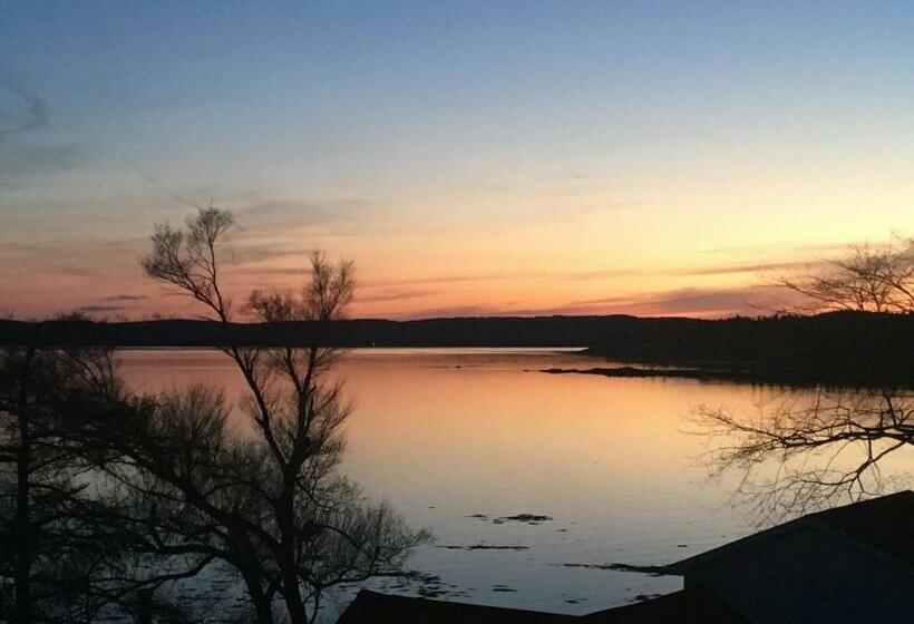 جناح جونيور مطلّ علي البحر, Treadwell Inn