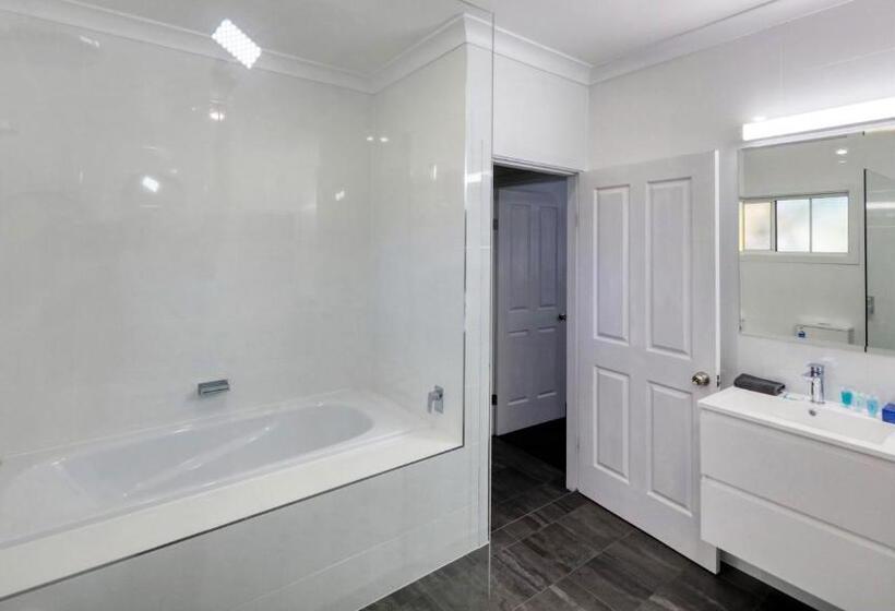 شقة غرفة واحدة, Colonial Motel & Apartments