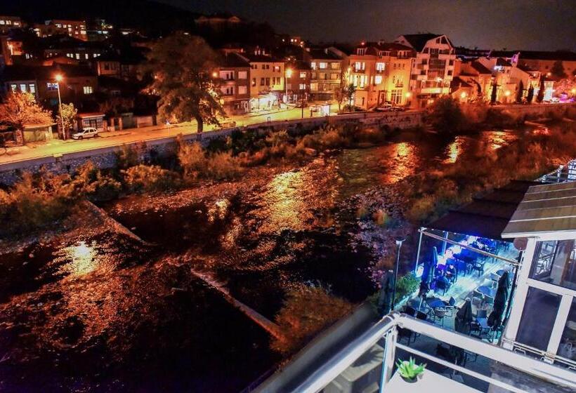 バルコニー付きスタンダードルーム, Central Guest Rooms