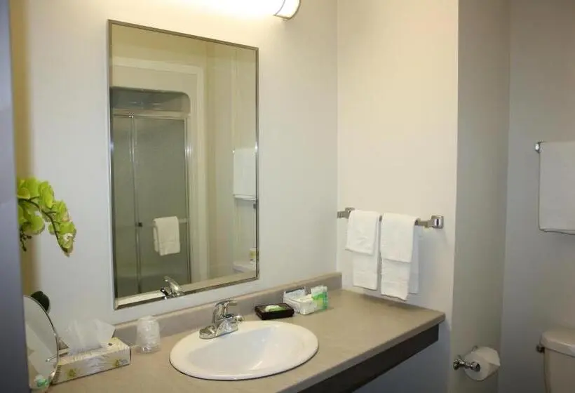 スイート, Crossroads Inn & Suites