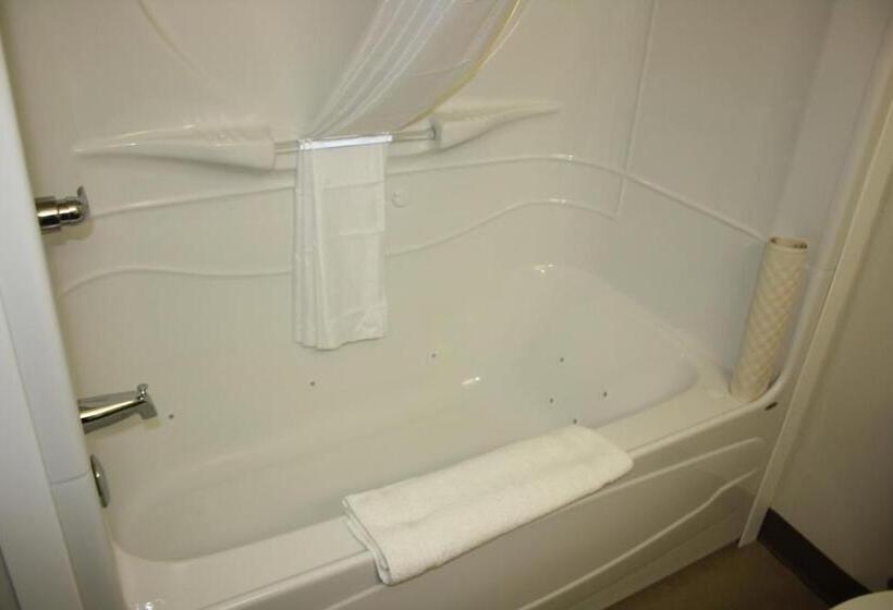 סוויטה עם ג'קוזי, Crossroads Inn & Suites