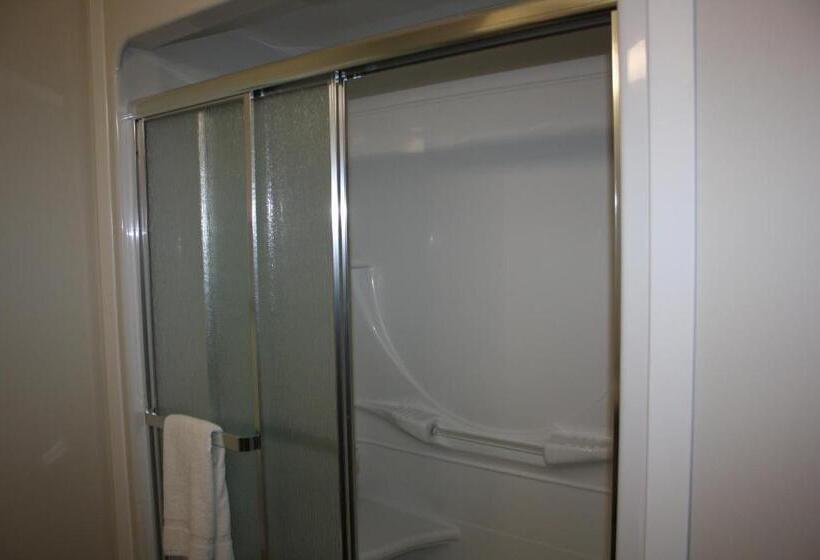 Полулюкс, Crossroads Inn & Suites