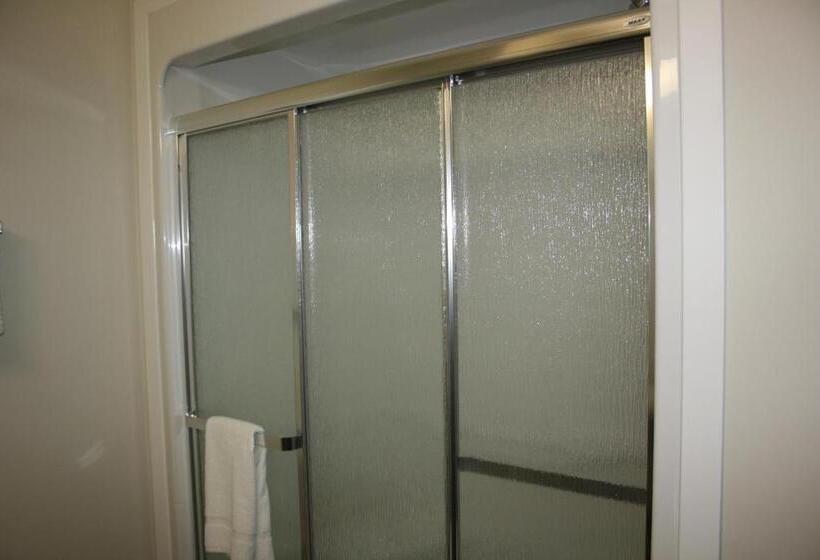 סוויטת ג'וניור, Crossroads Inn & Suites