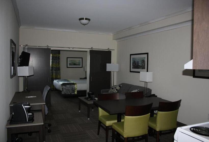 מיטת קינג בסוויטה, Crossroads Inn & Suites