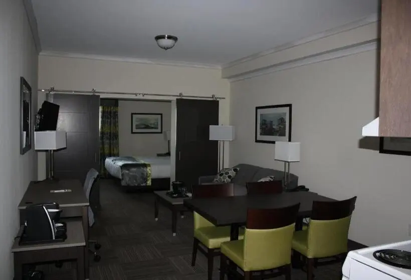 キングサイズベッドのスイートルーム, Crossroads Inn & Suites