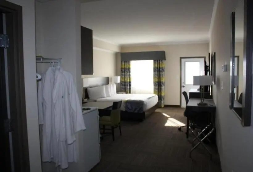 キングサイズベッドのスイートルーム, Crossroads Inn & Suites