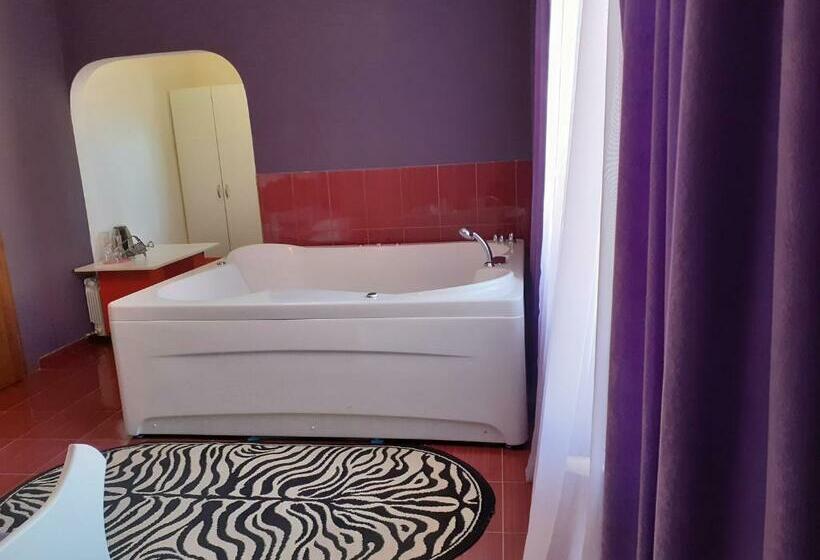 סוויטה עם ג'קוזי, Gelov