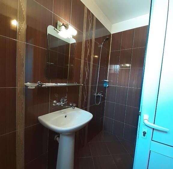 חדר קלאסי לשלושה, Gelov