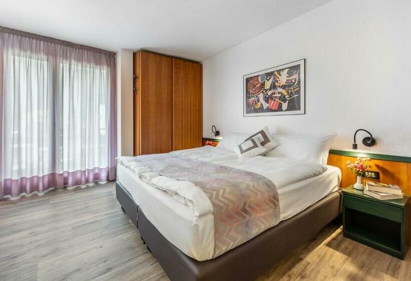 חדר אקונומי, Pippo