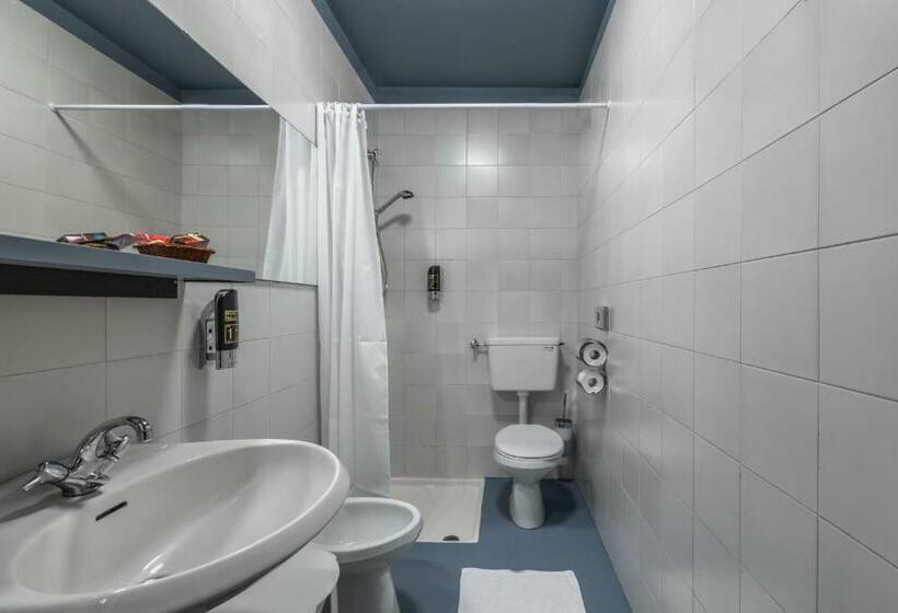 חדר אקונומי לשלושה, Pippo