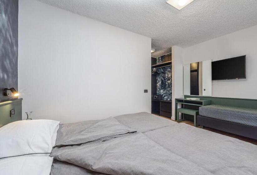 חדר אקונומי לשלושה, Pippo