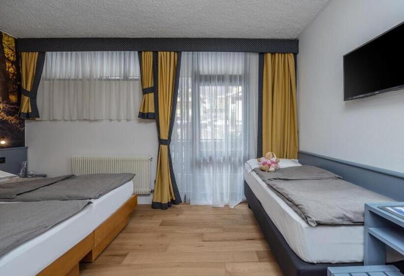 חדר אקונומי לשלושה, Pippo