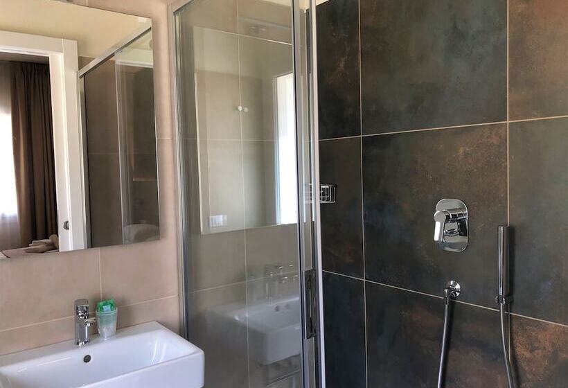 Chambre Quadruple Standard avec Balcon, Suez