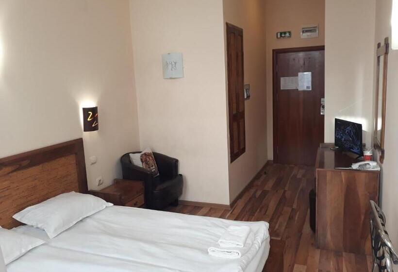 اتاق استاندارد با بالکن, Three Dolphins Hotel With Rooftop Terracе