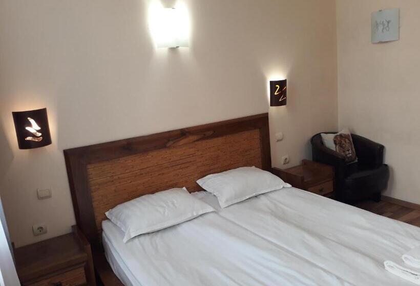 اتاق استاندارد با بالکن, Three Dolphins Hotel With Rooftop Terracе