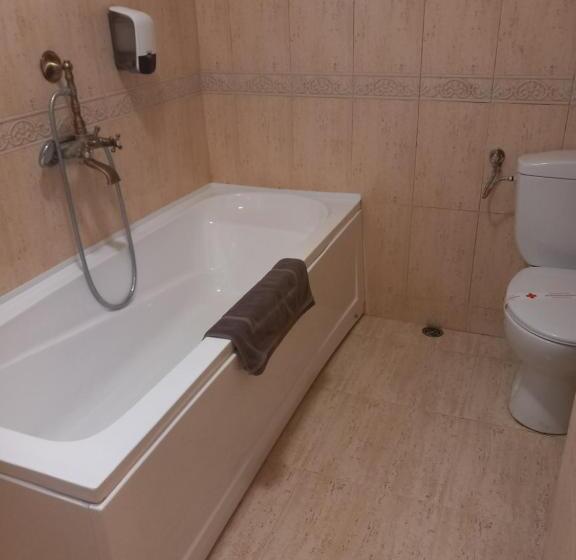 استودیو خانوادگی, Three Dolphins Hotel With Rooftop Terracе