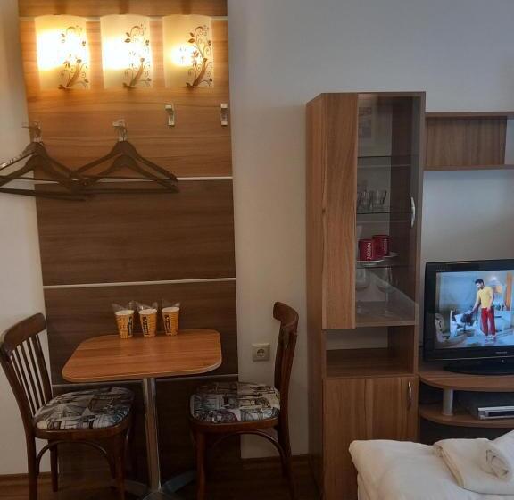 استودیو خانوادگی, Three Dolphins Hotel With Rooftop Terracе