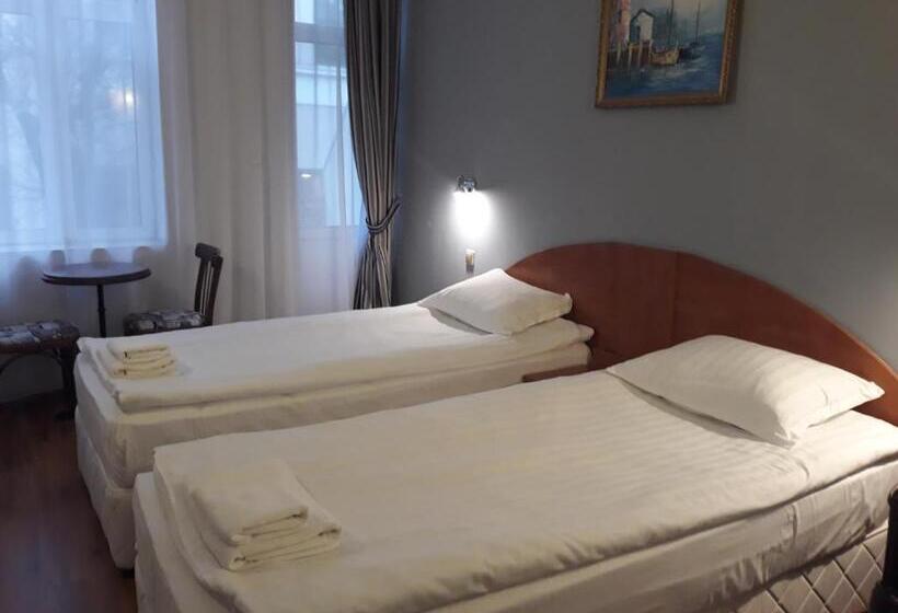 스탠다드 발코니 룸, Three Dolphins Hotel With Rooftop Terracе