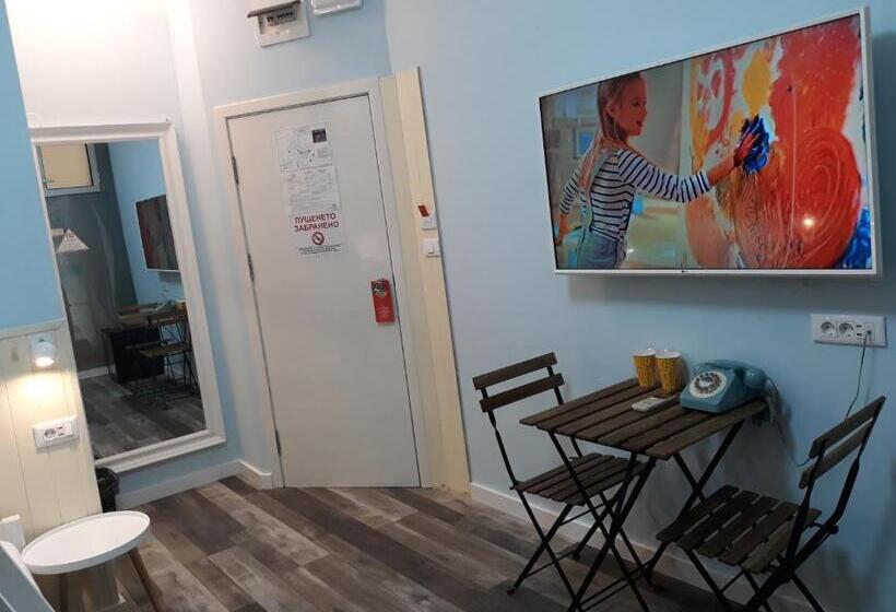 اتاق خانوادگی, Three Dolphins Hotel With Rooftop Terracе