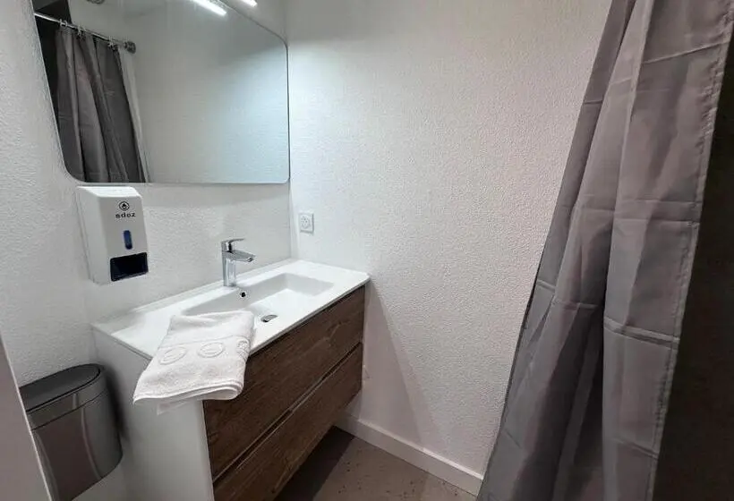 Habitación Estándar, Halte