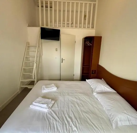 Habitación Triple Estándar, Halte