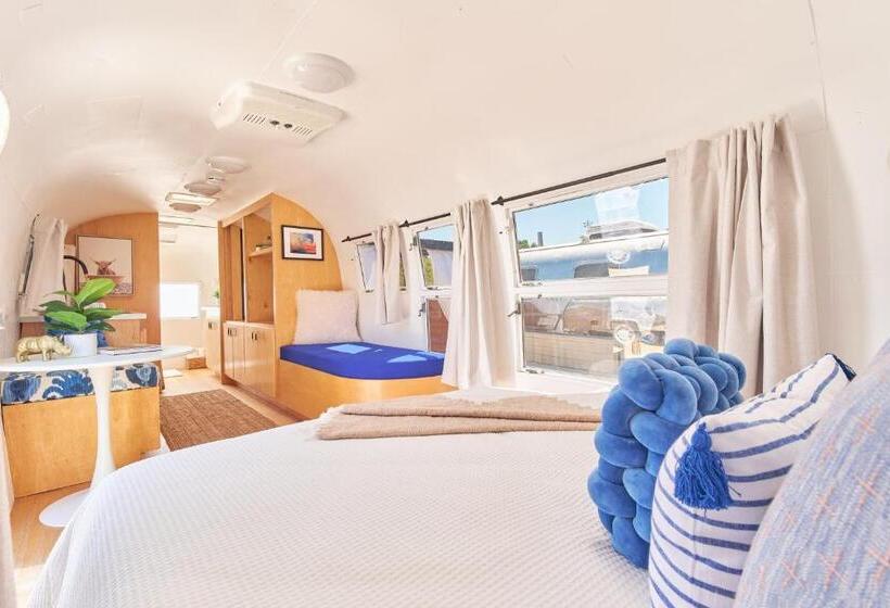 수피리어 스튜디오, Acres Landing