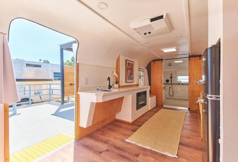 标准工作室, Acres Landing