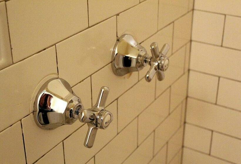 غرفة عائلية, Blue Swallow Motel