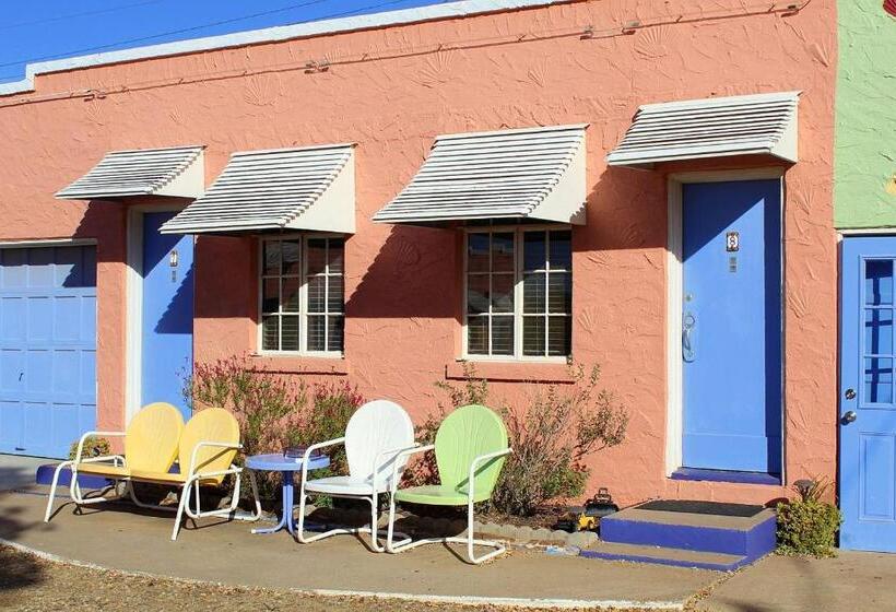 ファミリールーム, Blue Swallow Motel