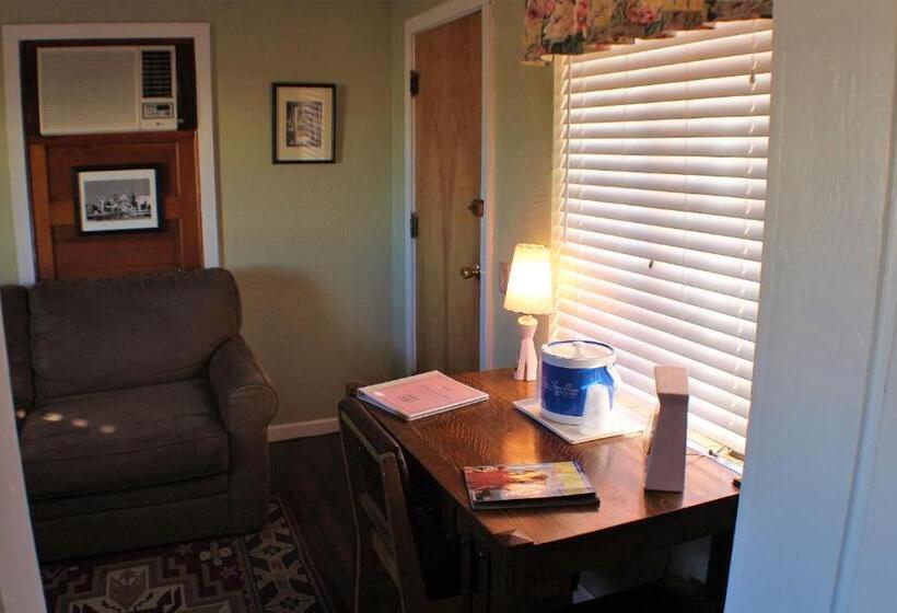 جناح ديلوكس, Blue Swallow Motel