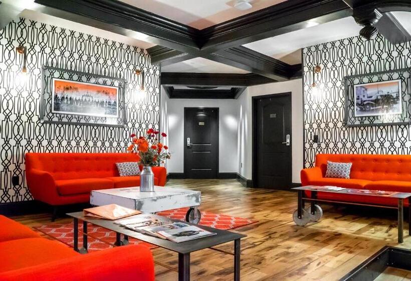 חדר אקונומי לשלושה, City Hall Grand