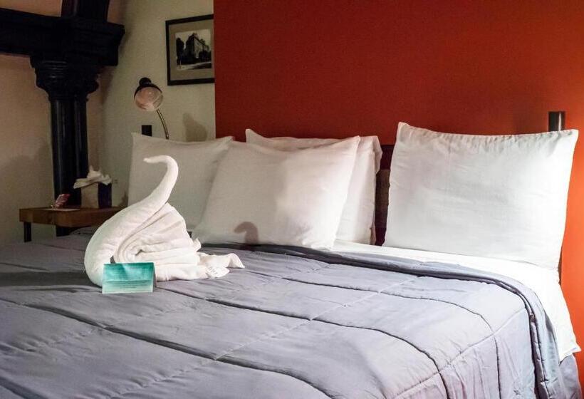 חדר אקונומי לשלושה, City Hall Grand