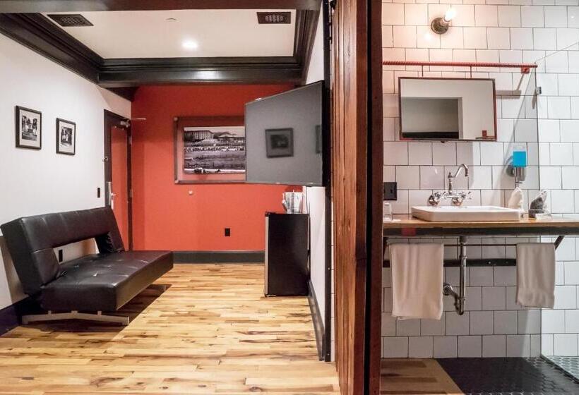 חדר אקונומי לשלושה, City Hall Grand