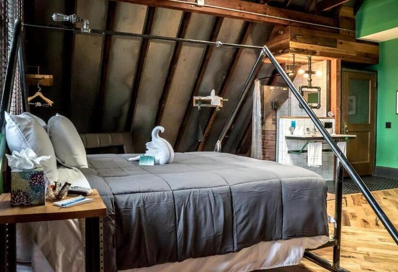 חדר דלוקס לשלושה, City Hall Grand