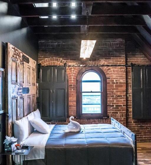 סטודיו דלוקס, City Hall Grand