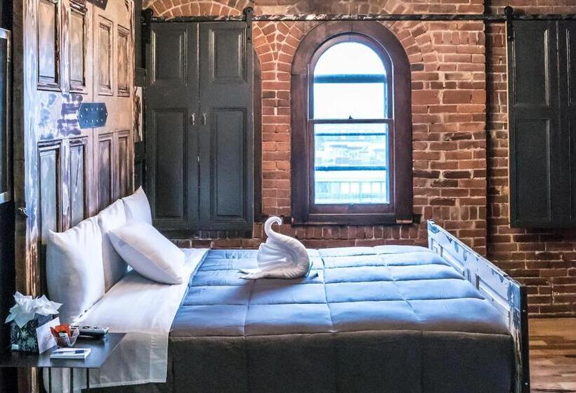 סטודיו דלוקס, City Hall Grand