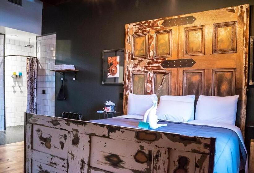 סטודיו דלוקס, City Hall Grand