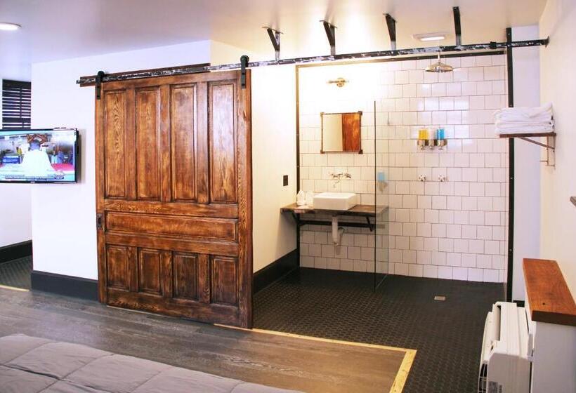 חדר סטנדרט לארבעה, City Hall Grand