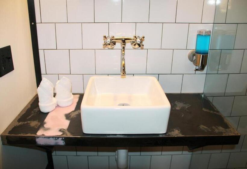 חדר סטנדרט לארבעה, City Hall Grand