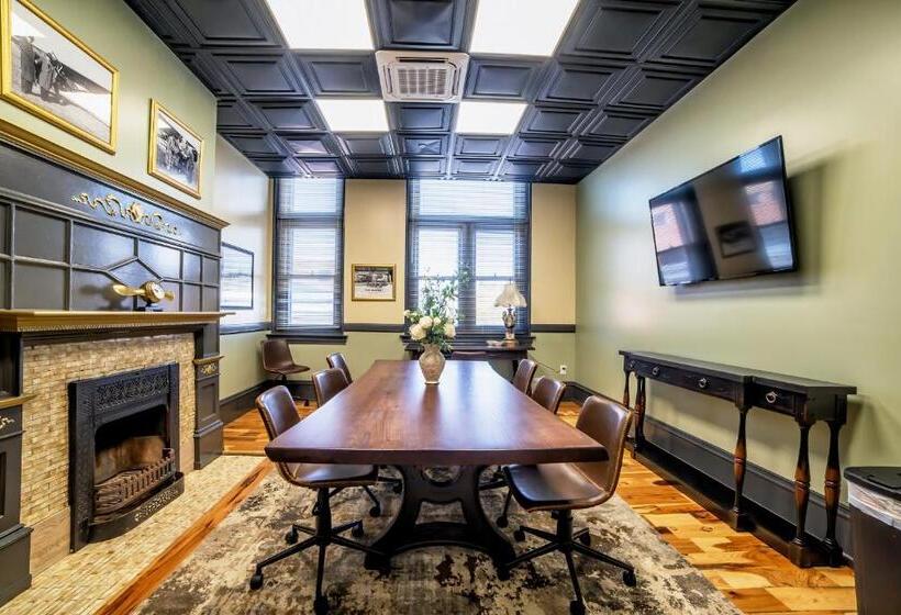 סוויטה דלוקס, City Hall Grand