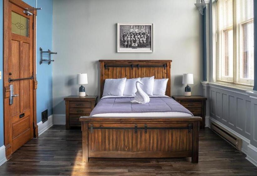 סוויטה משפחתית, City Hall Grand