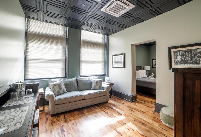 סוויטת ג'וניור, City Hall Grand