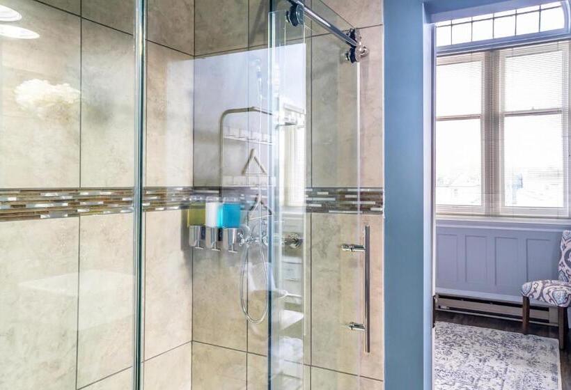 סוויטה משפחתית, City Hall Grand