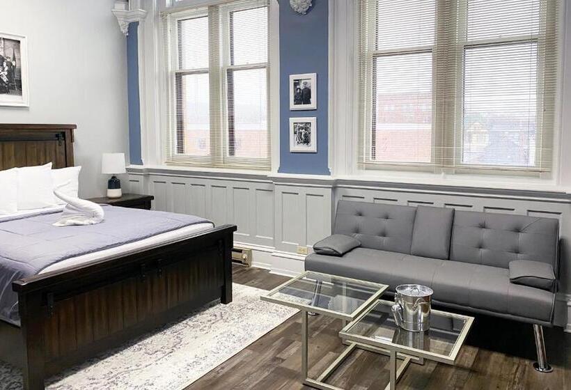 סוויטה משפחתית, City Hall Grand