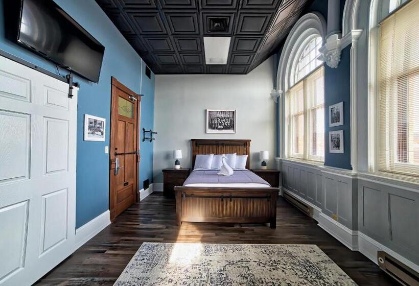 סוויטה משפחתית, City Hall Grand